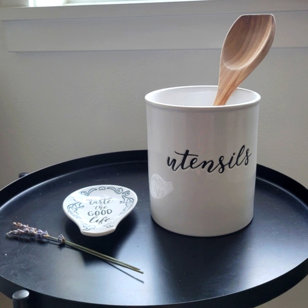Utensil holder and spoon rest
